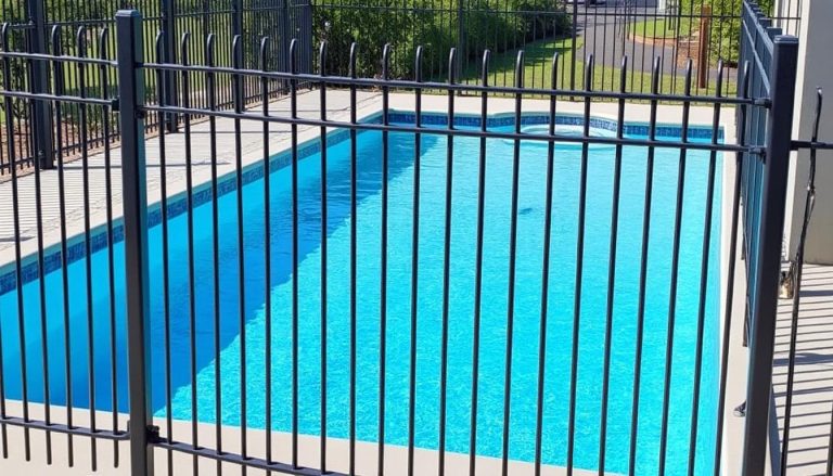 découvrez notre guide vidéo pratique pour comprendre et appliquer les nouvelles normes de sécurité des clôtures de piscine. informez-vous sur la législation et assurez-vous de la conformité de votre installation dès maintenant.