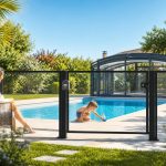 découvrez les obligations légales essentielles pour sécuriser votre piscine avec des barrières, alarmes et abris conformes à la loi, afin de protéger votre famille et éviter les accidents.